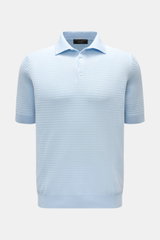 Filippo de Laurentiis Kurzarm-Strickpolo pastellblau, Slim Fit, feiner Strukturstrick, Polokragen, Drei-Knopf-Leiste, von vorne fotografiert.