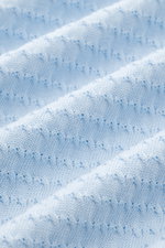Filippo de Laurentiis Kurzarm-Strickpolo pastellblau, feiner Strukturstrick aus reiner Baumwolle, Detailaufnahme der Textur aus naher Perspektive.