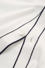 Filippo de Laurentiis Kurzarm-Strickhemd offwhite mit klassischem Polokragen, Kontraststreifen, Knopfleiste und weichem Baumwollstoff, Detail von oben.