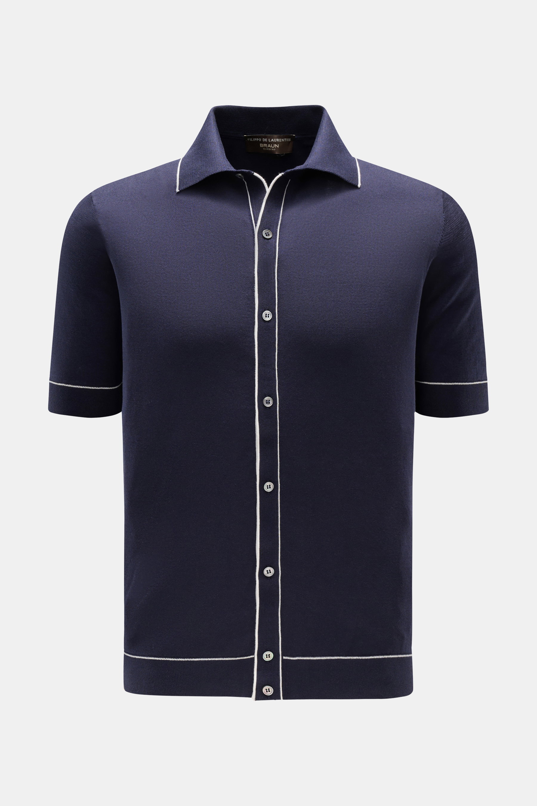 Filippo de Laurentiis Kurzarm-Strickhemd navy, frontal fotografiert, Slim Fit aus reiner Baumwolle mit klassischem Polokragen, Kontraststreifen und Rippbündchen.