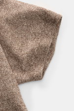 Close-up view of the sleeve of the Filippo de Laurentiis Kurzarm-Strickpolo 'Skipper' braun/creme meliert, showing its fine knit texture and soft ribbed cuff. Für legere Sommerlooks: Mit seiner zweifarbigen Melangeoptik und unvergleichlichem Tragekomfort 
