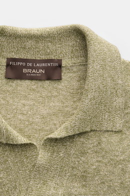 Close-up top view of the Filippo de Laurentiis Kurzarm-Strickpolo 'Skipper' grün/creme meliert showing its classic polo collar, open placket, and fine knit texture. Für legere Sommerlooks: Mit seiner zweifarbigen Melangeoptik und unvergleichlichem Trageko