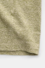 Close-up view of the knit texture and ribbed hem of the Filippo de Laurentiis Kurzarm-Strickpolo 'Skipper' grün/creme meliert, featuring a soft linen-cotton blend and fine knit pattern for casual summer looks with slim fit, classic collar, open placket, a