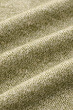 Close-up fabric detail of the Filippo de Laurentiis Kurzarm-Strickpolo 'Skipper' grün/creme meliert, showing its fine knit texture and two-tone melange look from a top-down perspective, highlighting its linen-cotton mix, soft feel, slim fit, classic polo 