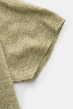 Close-up front-angle view of the sleeve and fabric texture of the Filippo de Laurentiis Kurzarm-Strickpolo 'Skipper' grün/creme meliert, a short-sleeve knit polo with two-tone melange look, made from a linen and cotton mix, featuring a soft touch, fine kn