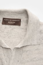 Close-up top-down view of the collar and label of the Filippo de Laurentiis Kurzarm-Strickpolo 'Skipper' grau/anthrazit meliert, a short-sleeve knit polo with a classic collar and open placket. Für legere Sommerlooks: Mit seiner zweifarbigen Melangeoptik 