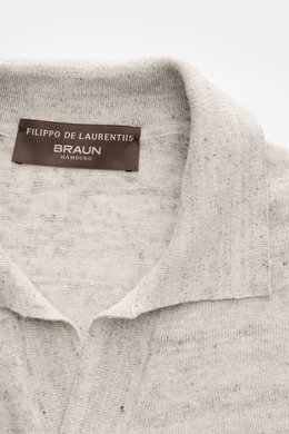 Close-up top-down view of the collar and label of the Filippo de Laurentiis Kurzarm-Strickpolo 'Skipper' grau/anthrazit meliert, a short-sleeve knit polo with a classic collar and open placket. Für legere Sommerlooks: Mit seiner zweifarbigen Melangeoptik 
