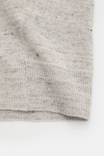 Close-up image of the lower hem of the Filippo de Laurentiis Kurzarm-Strickpolo 'Skipper' grau/anthrazit meliert, showing its fine knit texture and ribbed cuff from a top-down perspective. Für legere Sommerlooks: Mit seiner zweifarbigen Melangeoptik und u