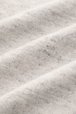 Close-up front view of the fine knit fabric of the Filippo de Laurentiis Kurzarm-Strickpolo 'Skipper' grau/anthrazit meliert, showing its two-tone melange texture. Für legere Sommerlooks: Mit seiner zweifarbigen Melangeoptik und unvergleichlichem Tragekom