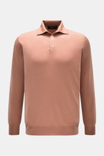 Filippo de Laurentiis Strickpolo apricot, frontale Nahaufnahme, Slim Fit, aus Cashmere-Seide mit Polokragen, Rippbündchen, Drei-Knopf-Leiste, feines Strickbild, sommerlicher Luxus.