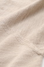 Filippo de Laurentiis Strickpolo beige meliert in Nahaufnahme, feines Strickbild, Cashmere-Seiden-Mix, Slim Fit, Polokragen, Rippbündchen, drei Knöpfe.
