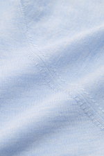 Filippo de Laurentiis Strickpolo hellblau meliert Nahaufnahme des feinen Strickbilds aus Cashmere-Seiden-Mix, soft und hochwertig, Detailfoto.