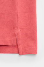 Polo Ralph Lauren Poloshirt koralle in Slim Fit, Detailaufnahme seitlicher Saumschlitz, reine Baumwoll-Piqué-Struktur, elastische Ärmelbündchen.