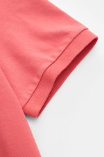 Polo Ralph Lauren Poloshirt koralle, Nahaufnahme Ärmel mit elastischem Bündchen, reine Baumwolle Piqué, Slim Fit, typische Struktur, seitliche Saumschlitze.