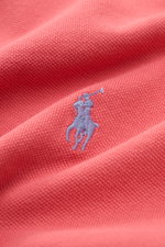 Nahaufnahme des Polo Ralph Lauren Poloshirt koralle aus reiner Baumwoll-Piqué mit typischem Polokragen und kontrastierendem Logo-Stitching.