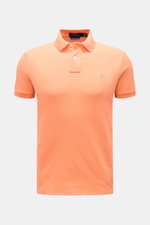 Polo Ralph Lauren Poloshirt orange, frontale Nahaufnahme, Slim Fit, reine Baumwolle, Piqué-Struktur, Polokragen, zwei Knöpfe, Poloreiter-Logo auf Brust.