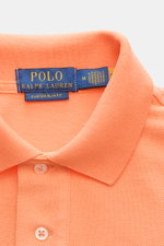 Polo Ralph Lauren Poloshirt orange, Detailaufnahme von oben, Slim Fit, reine Baumwolle, feine Piqué-Struktur, Polokragen, Zwei-Knopf-Leiste, elastische Ärmelbündchen, labeltypisches Logo-Stitching.