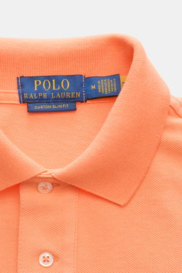Polo Ralph Lauren Poloshirt orange, Detailaufnahme von oben, Slim Fit, reine Baumwolle, feine Piqué-Struktur, Polokragen, Zwei-Knopf-Leiste, elastische Ärmelbündchen, labeltypisches Logo-Stitching.