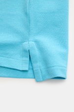 Nahaufnahme des seitlichen Saums und Saumschlitzes eines Polo Ralph Lauren Poloshirts azurblau aus reiner Baumwolle mit Piqué-Struktur.