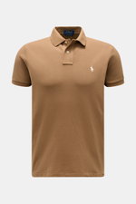 Polo Ralph Lauren Poloshirt braun, frontal fotografiert, Slim Fit aus reiner Baumwolle mit Polokragen, Zwei-Knopf-Leiste, Logo-Stitching und Saumschlitzen.