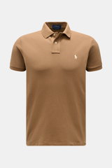 Polo Ralph Lauren Poloshirt braun, frontal fotografiert, Slim Fit aus reiner Baumwolle mit Polokragen, Zwei-Knopf-Leiste, Logo-Stitching und Saumschlitzen.