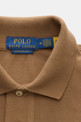 Nahaufnahme des braunen Polo Ralph Lauren Poloshirts aus reiner Baumwolle mit feiner Piqué-Struktur, Polokragen und Zwei-Knopf-Leiste.