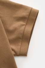 Braunes Polo Ralph Lauren Poloshirt, Nahaufnahme von kurzärmeligem Piqué-Jersey mit elastischem Ärmelbündchen, Slim Fit, Polokragen, zwei Knöpfen und labeltypischem Logo-Stitching.