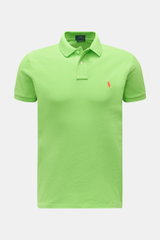 Polo Ralph Lauren Poloshirt neongrün, frontal fotografiert, Slim Fit, Baumwoll-Jersey mit Piqué-Struktur, Polokragen, Zwei-Knopf-Leiste, Poloreiter-Logo.