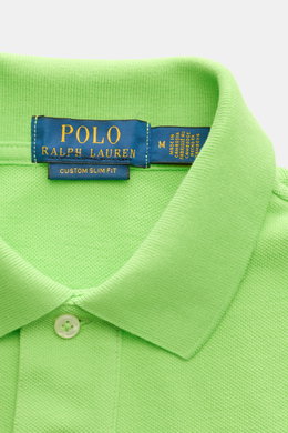 Polo Ralph Lauren Poloshirt neongrün, Nahaufnahme von Kragen und Knopfleiste, Slim Fit, reine Baumwolle, Piqué-Struktur, ikonisches Logo-Stitching.