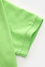Nahaufnahme eines kurzärmeligen Polo Ralph Lauren Poloshirts neongrün von der linken Seite, Jersey aus reiner Baumwolle mit Piqué-Struktur, elastischem Ärmelbündchen und seitlichem Saumschlitz, Slim Fit, klassischer Polokragen mit Zwei-Knopf-Leiste und ik