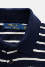 Nahaufnahme des Polo Ralph Lauren Kurzarm-Strickpolo navy/weiß gestreift von oben mit Polokragen, Drei-Knopf-Leiste, elastischem Bund und maritimem Streifenmuster.
