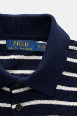 Nahaufnahme des Polo Ralph Lauren Kurzarm-Strickpolo navy/weiß gestreift von oben mit Polokragen, Drei-Knopf-Leiste, elastischem Bund und maritimem Streifenmuster.