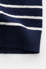 Nahaufnahme des elastischen Bündchens des Polo Ralph Lauren Kurzarm-Strickpolo navy/weiß gestreift aus Baumwoll-Leinen-Mix mit maritimem Streifenmuster, fotografiert von der Seitenperspektive.