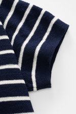 Nahaufnahme des kurzärmeligen Polos Ralph Lauren Kurzarm-Strickpolo navy/weiß gestreift, fotografiert von oben, mit maritimem Baumwoll-Leinen-Mix, Slim Fit, Polokragen, Drei-Knopf-Leiste, elastischen Ärmelbündchen und Bund, leicht griffiger Haptik und typ