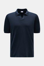 Frontansicht des navyfarbenen 04651/ A trip in a bag Poloshirt 'Johnny' mit offenem Kragen, Piqué-Baumwolle, Regular Fit, kurzen Ärmeln.