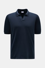 Frontansicht des navyfarbenen 04651/ A trip in a bag Poloshirt 'Johnny' mit offenem Kragen, Piqué-Baumwolle, Regular Fit, kurzen Ärmeln.