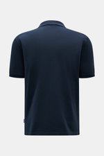 Rückansicht des navyfarbenen 04651/ A trip in a bag Poloshirts 'Johnny' aus reiner Baumwolle, Regular Fit, offener Kragen, kurze Ärmel.