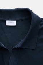Nahaufnahme aus schräger Perspektive des navyfarbenen 04651/ A trip in a bag Poloshirt 'Johnny' mit offenem Kragen aus reiner Baumwolle.