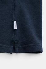 04651/ A trip in a bag Poloshirt 'Johnny' navy in Nahaufnahme von Saum und kleinem Weblabel, reine Baumwolle, Regular Fit, offener Kragen.