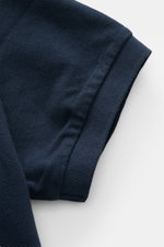 04651/ A trip in a bag Poloshirt 'Johnny' navy im Detail, Nahaufnahme von Ärmelbündchen und Piqué-Baumwolle, Regular Fit, offener Kragen, komfortabel.