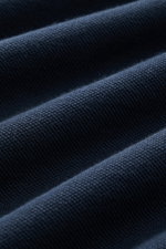 Nahaufnahme der feinen Piqué-Baumwollstruktur in Navy des 04651/ A trip in a bag Poloshirt 'Johnny' navy mit offener Kragenleiste.