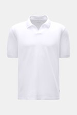 04651/ A trip in a bag Poloshirt 'Johnny' weiß, Frontansicht, Piqué-Baumwolle, Regular Fit, offener Kragen, kurze Ärmel, Saumschlitze, Weblabel.