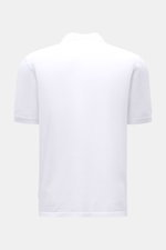 Rückansicht des 04651/ A trip in a bag Poloshirt 'Johnny' weiß aus reiner Baumwolle mit offenem Kragen, Regular Fit, kurzen Saumschlitzen.