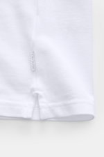 Weißes 04651/ A trip in a bag Poloshirt 'Johnny' aus reiner Baumwolle, Detailansicht Saum, offener Kragen, Seitennaht-Label, Regular Fit.