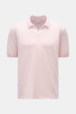 Vorne nah fotografiert: 04651/ A trip in a bag Poloshirt 'Johnny' rosé aus reiner Baumwolle mit offenem Kragen, Regular Fit, kurzen Ärmeln.