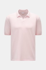 Vorne nah fotografiert: 04651/ A trip in a bag Poloshirt 'Johnny' rosé aus reiner Baumwolle mit offenem Kragen, Regular Fit, kurzen Ärmeln.