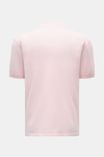 Rückansicht des roséfarbenen 04651/ A trip in a bag Poloshirt 'Johnny' aus reiner Baumwolle mit offenem Kragen, Regular Fit und kurzen Ärmeln.