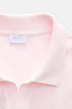 Nahaufnahme des Polokragens vom 04651/ A trip in a bag Poloshirt 'Johnny' rosé aus reiner Baumwolle mit offener Kragenleiste, fotografiert von oben.