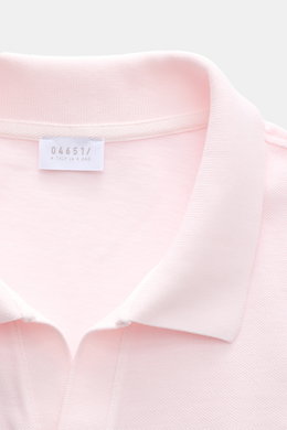 Nahaufnahme des Polokragens vom 04651/ A trip in a bag Poloshirt 'Johnny' rosé aus reiner Baumwolle mit offener Kragenleiste, fotografiert von oben.