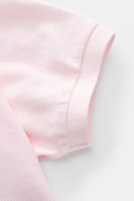Nahaufnahme der Ärmelsaum-Details des 04651/ A trip in a bag Poloshirt 'Johnny' rosé aus reiner Baumwolle mit offener Kragenleiste.